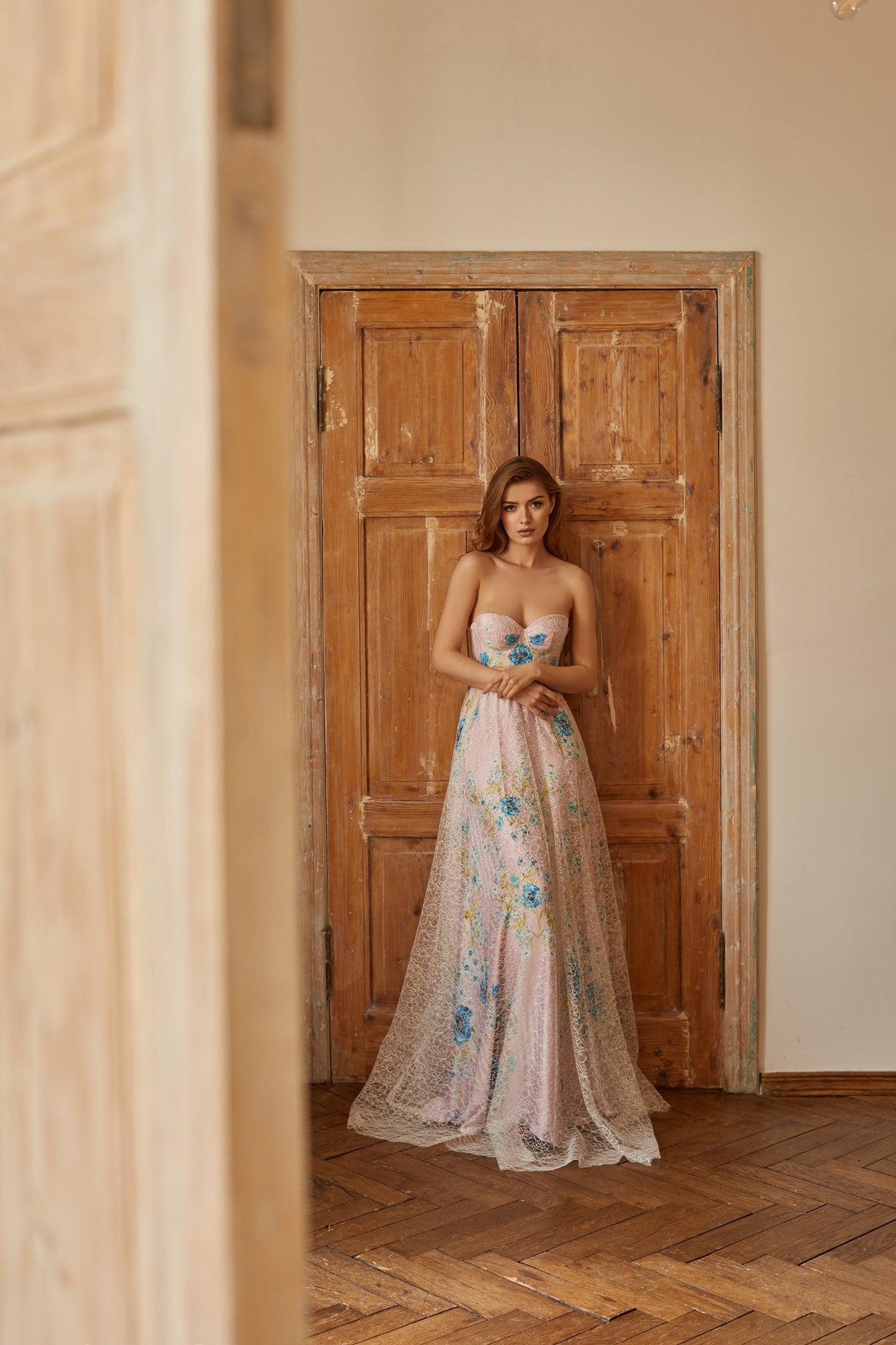 Bohemian wedding dress blush pink color.
Corset bodice with fit and flare floor length skirt. Silk fabric covered with lace mesh. Main fabric has blue poppy printed flowers. Perfect choice for alternative bride, great floral wedding and prom dress.