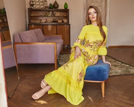 Yellow dress decorated with lace and floral embroidery. Long bell sleeves and ruffled skirt. Zipped on the back.
Perfect bohemian outfit.